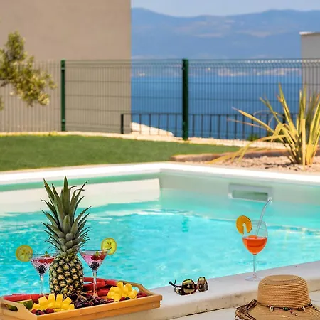 Villa Pinaza With Pool, Hot Tube And Sea View